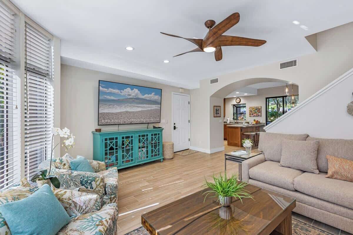 Televisión, reproductor de DVD, libros, estéreo