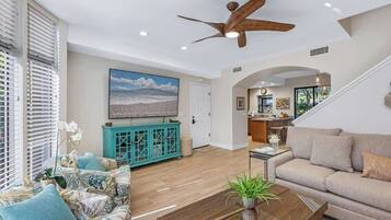 Televisión, reproductor de DVD, libros, estéreo