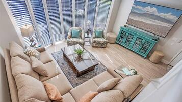 Fernseher, DVD-Player, Bücher, Stereoanlage