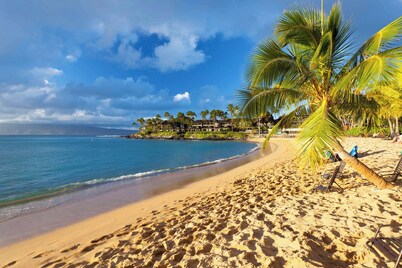 3BR Luxury Home, AC, 2 Min Beach Walk