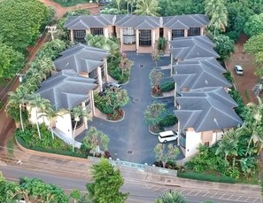 Un ensemble résidentiel comprenant plusieurs maisons, une cour centrale et des espaces verts environnants.