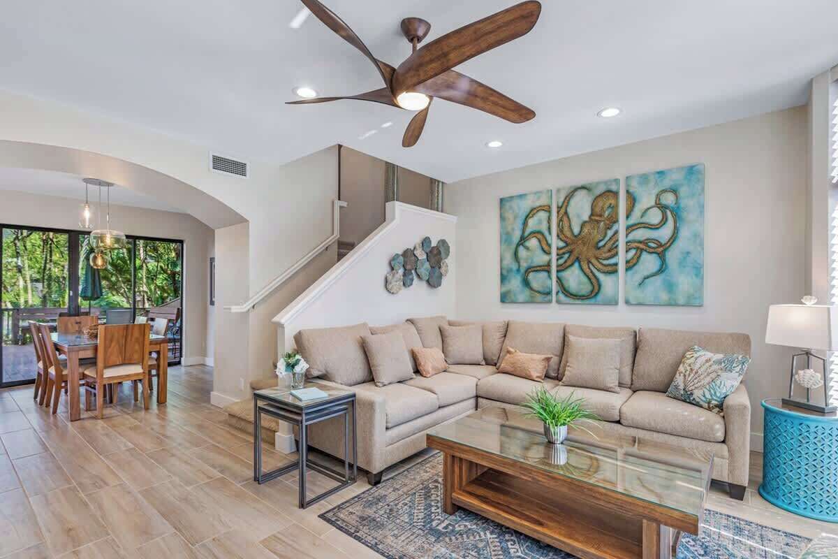 Fernseher, DVD-Player, Bücher, Stereoanlage