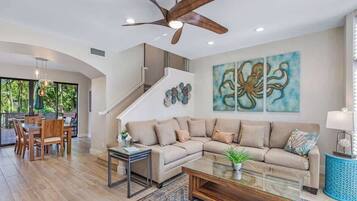 Fernseher, DVD-Player, Bücher, Stereoanlage