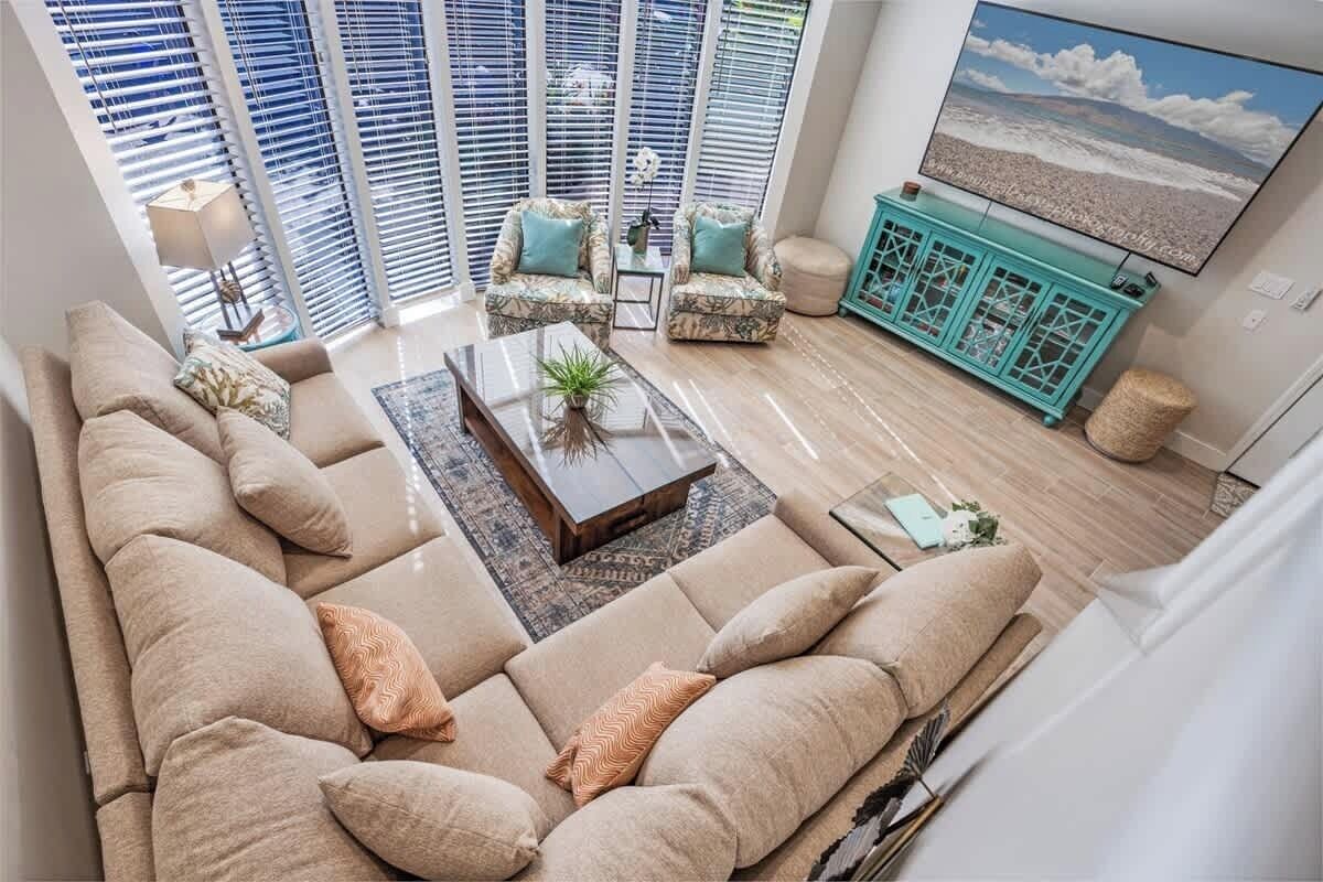 Televisión, reproductor de DVD, libros, estéreo