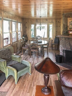 Smart TV, chimenea, libros