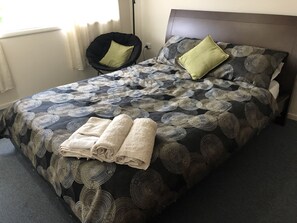 3 chambres, coffres-forts dans les chambres, fer et planche à repasser