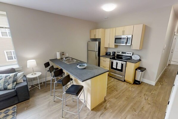 Réfrigérateur, four à micro-ondes, un four, surface de cuisson