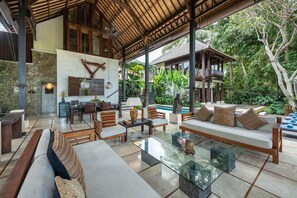 Villa, 3 habitaciones, alberca privada | Sala de estar | Televisión 