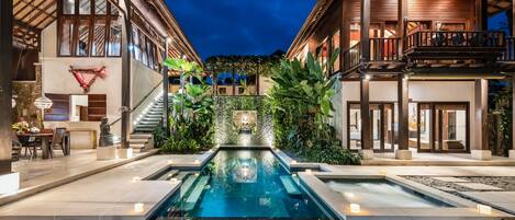 Bagian depan properti - sore/malam