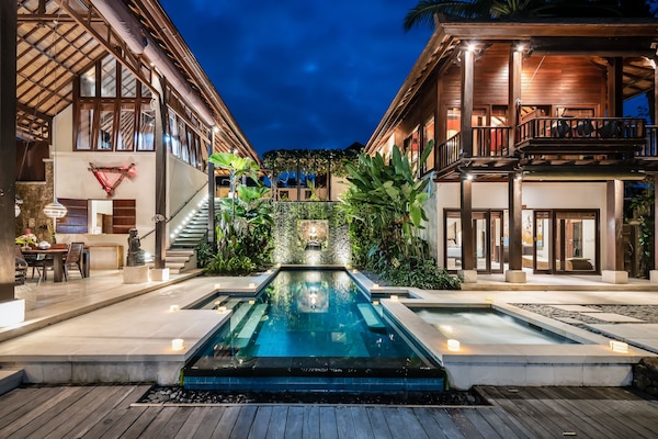 Bagian depan properti - sore/malam