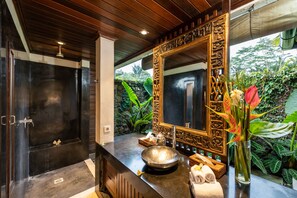 Baignoire et douche séparées, séchoir à cheveux, bidet