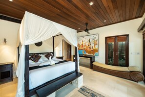 In-room safe, desk, laptop workspace, free WiFi - Villa Vajra (Ubud)