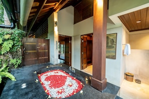 Separate tub and shower, hair dryer, bidet, towels - Villa Vajra (Ubud)
