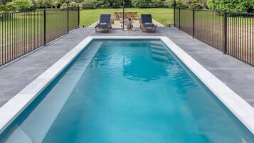 Een buitenzwembad en een verwarmd zwembad