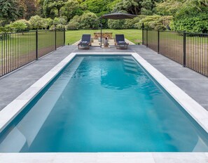 Een buitenzwembad en een verwarmd zwembad