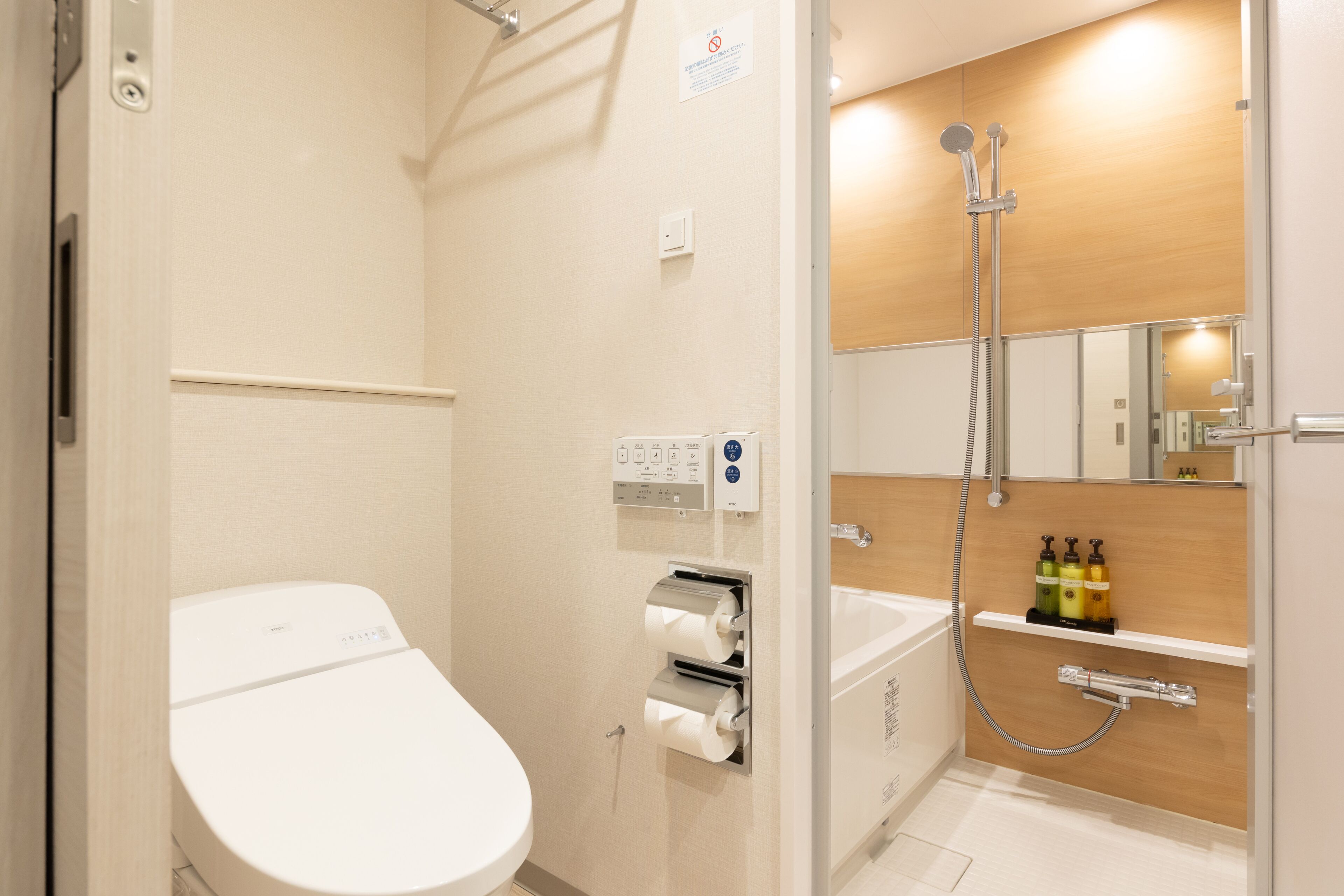 standard double room | bathroom | free toiletries, hair dryer, slippers, bidet