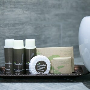 淋浴設備、吹風機、毛巾、肥皂