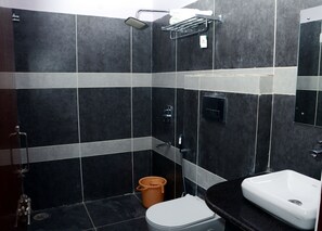 Shower, slippers, towels - Meera Mahal (Sawai Madhopur)