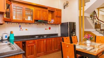 Villa, 4 Bedrooms | Dapur peribadi | Cerek elektrik