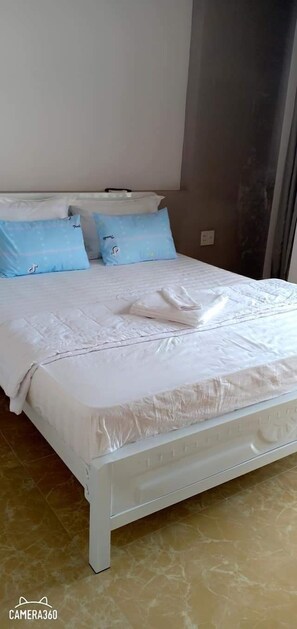 4 quartos, escrivaninha, ferros/tábuas de passar roupa