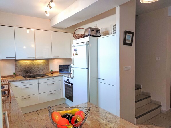 Réfrigérateur, four, lave-vaisselle, chaise haute