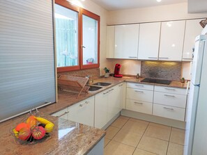 Réfrigérateur, four, lave-vaisselle, chaise haute