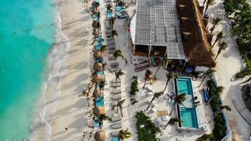 Chaises longues, serviettes de plage