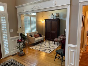 Smart-TV, peis, DVD-spiller og musikkbibliotek