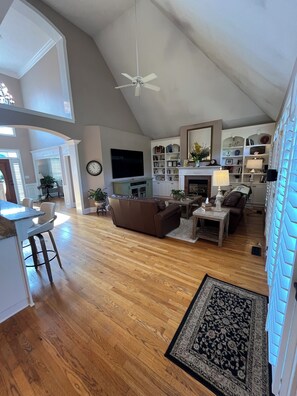 Smart TV, fireplace, DVD player, printers