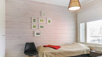 2 bedrooms, iron/ironing board, internet