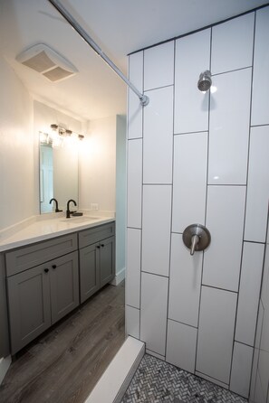 Combined shower/bathtub, hair dryer, towels, toilet paper