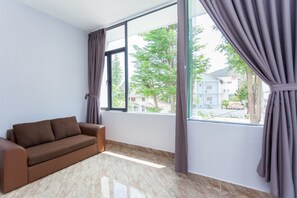 8 soverom, skrivebord, wi-fi (inkludert) og sengetøy