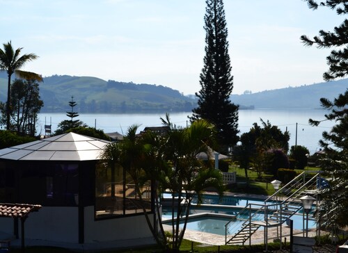 Beautiful Cabin Facing Calima Lake