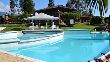 Una piscina al aire libre