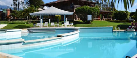 Una piscina al aire libre