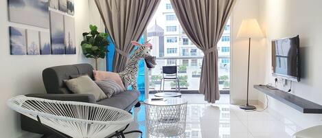 No. 7 The Zebra | Living room | Flat-screen TV, fireplace