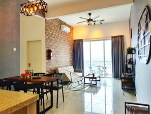 Apartment (No. 2 The Loft) | Ruang tamu | TV skrin rata, pendiangan