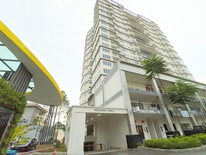 Un edificio residencial de varios pisos con una entrada exclusiva para residentes.