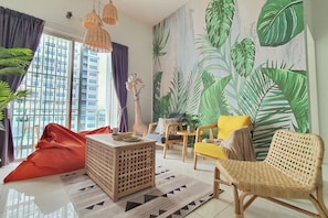No. 6 The East | Living room | Flat-screen TV, fireplace