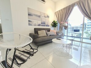 Apartment (No. 7 The Zebra) | Ruang tamu | TV skrin rata, pendiangan