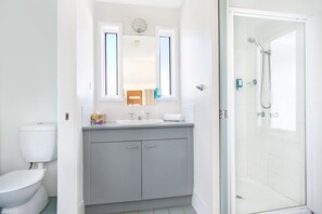 Cabin | Bathroom | Shower, free toiletries, hair dryer, towels