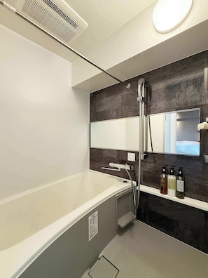 Bathtub, hair dryer, towels, soap - ORIGAMINN 601 by b hotel - 5 mins PeacePark (Hiroshima City)
