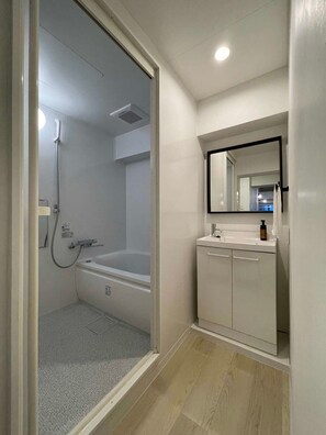 Bathtub, hair dryer, towels