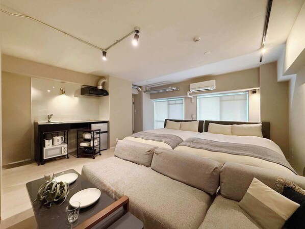 Tabla de planchar con plancha, wifi y ropa de cama 