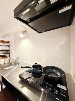 Refrigerador, microondas, parrilla de estufa y utensilios de cocina 