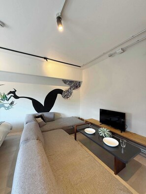 Televisión y oficina 