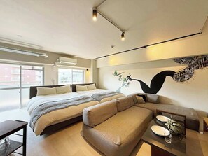 Tabla de planchar con plancha, wifi y ropa de cama 