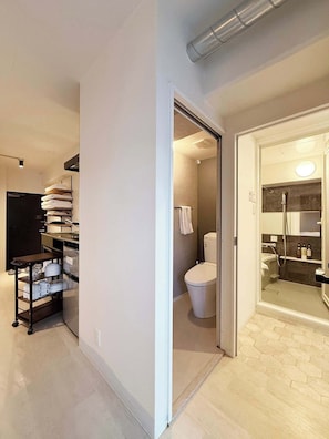 Baignoire, sĂšche-cheveux, serviettes fournies