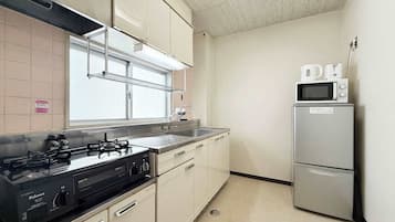 Køleskab, mikrobølgeovn, kogeplade, køkkentøj/tallerkener/redskaber