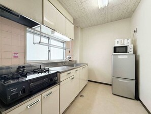 Fridge, microwave, stovetop, cookware/dishes/utensils